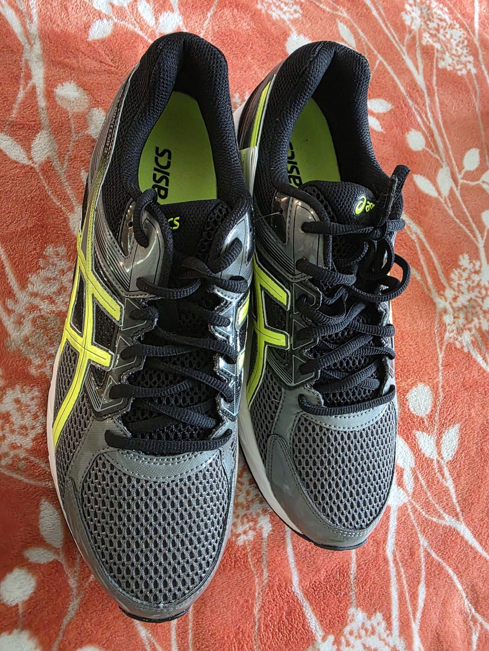NWT ASICS Men’s Running Shoes in Gray and Neon Yellow